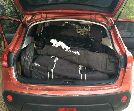 Los coches hasta la bandera de trastos.