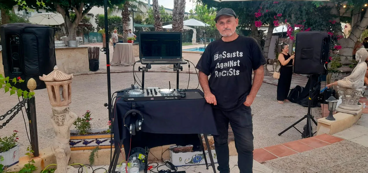 DJ con equipo de sonido e iluminación en una boda