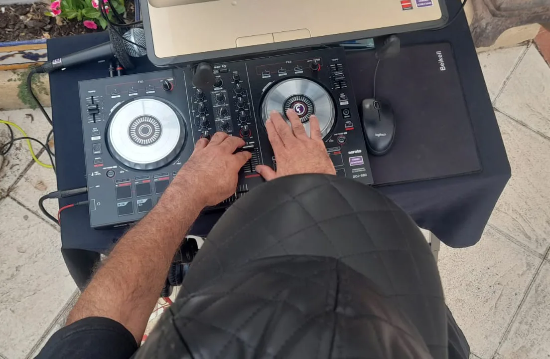 DJ mezclando música en su mesa de control