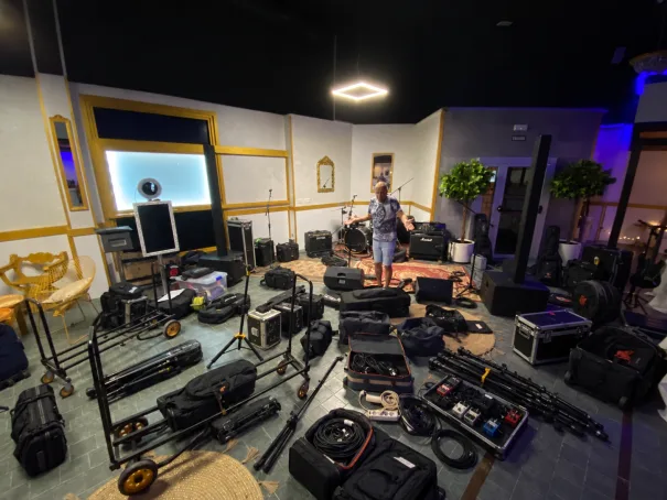 Todo el equipo de sonido y luces desplegado en el suelo antes de montarlo
