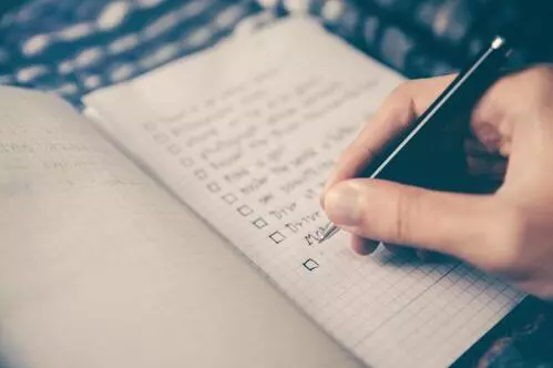 Haz una lista de los chismes que tienes que llevar al directo