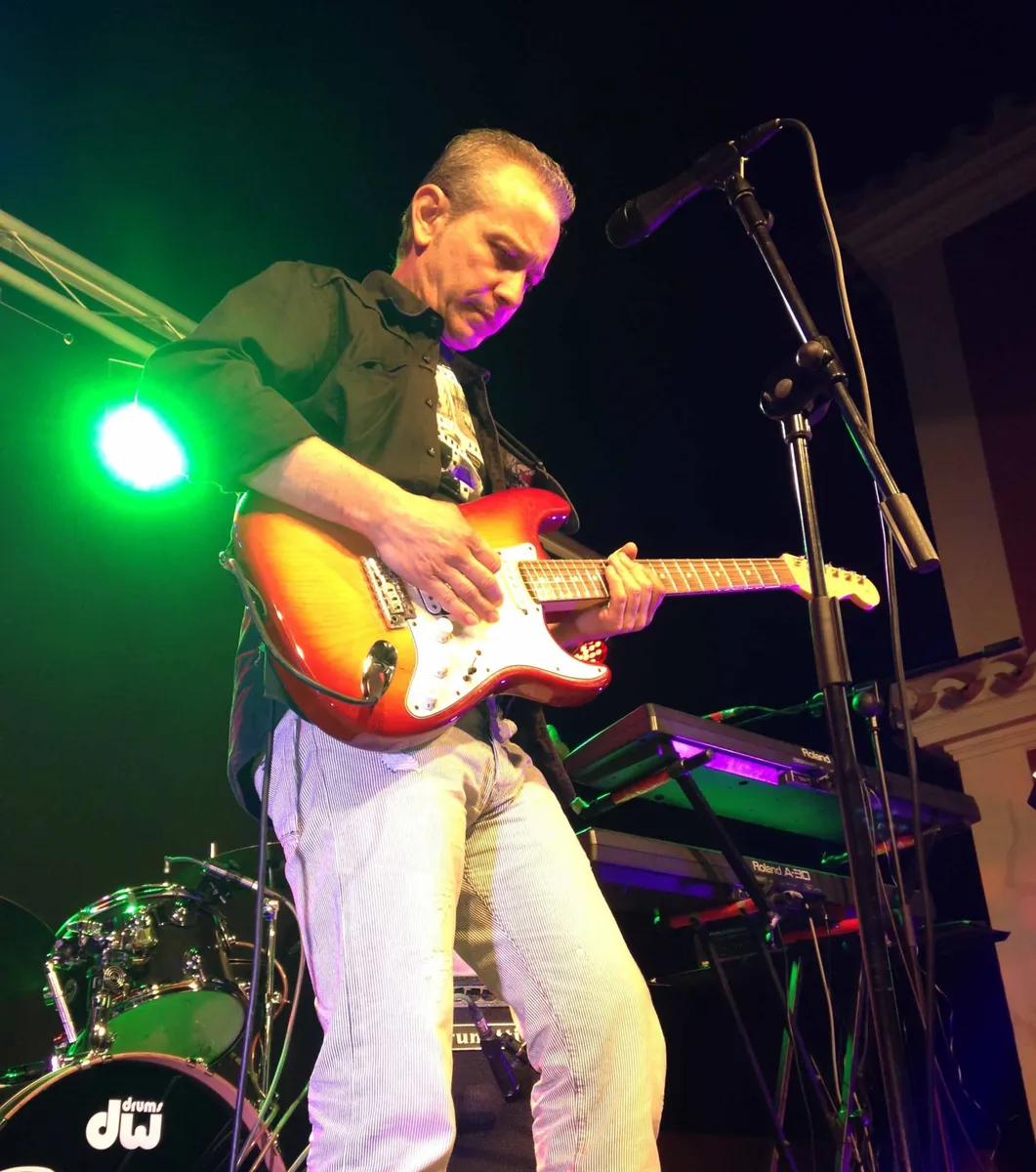 Angel Cases, Guitarra de Cuatrogatos, banda de rock en Murcia