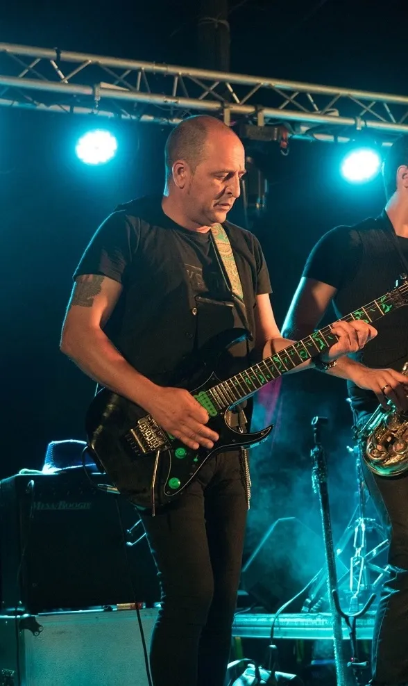 Benjamin, guitarra solista de Cuatrogatos, tu banda de versiones preferida de versiones en Murcia.