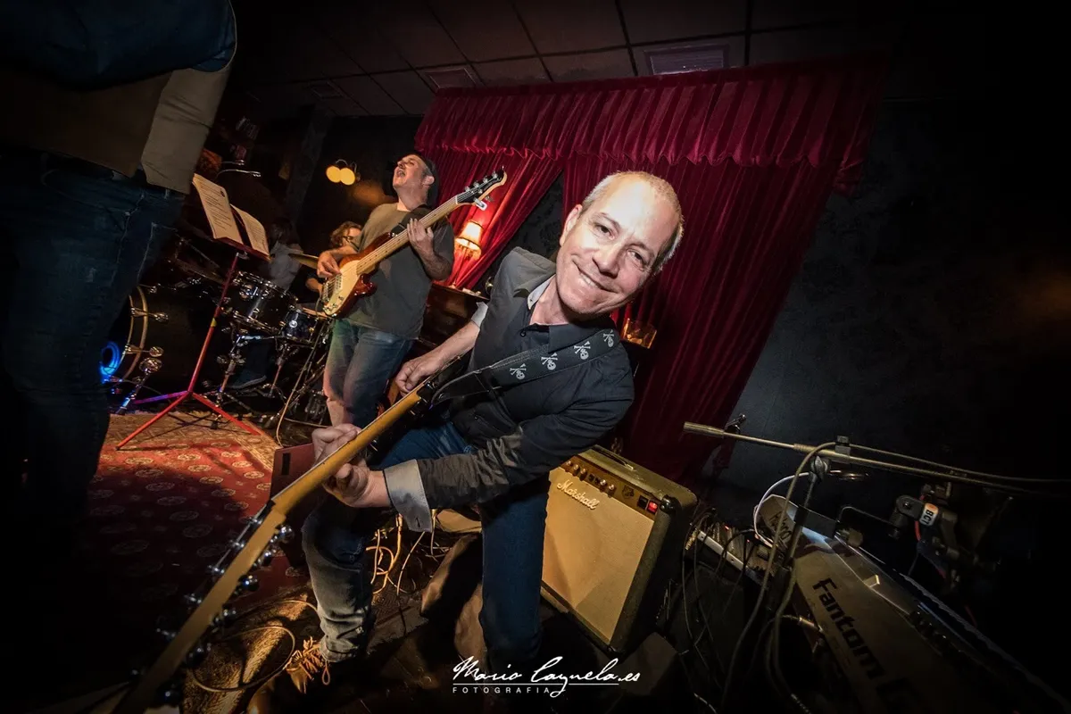 Cuatrogatos. Banda de versiones para bodas, comuniones, cumpleaños y celebraciones